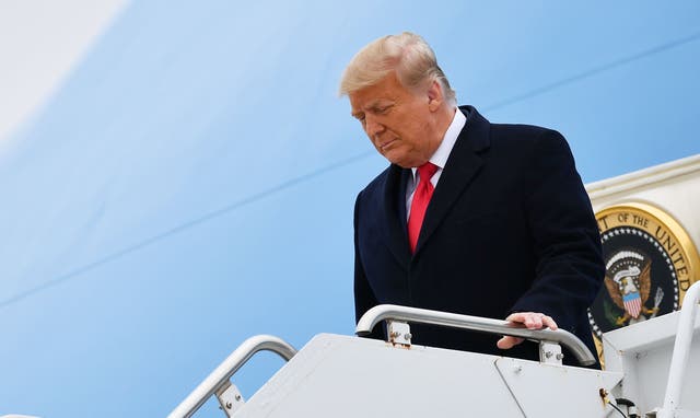 <p>Michael T Van der Veen, uno de los tres abogados que representan a Donald Trump en su juicio político del Senado, según los informes, una vez describió el ex presidente como un "maldito ladrón"</p>