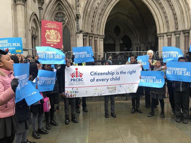 <p>Los niños afectados por la tarifa cantan 'los derechos del niño, no a la venta' fuera del Tribunal Superior en 2019.</p>
