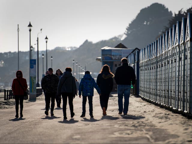 Las personas que caminan despacio y tienen un peso normal podrían tener casi 2,5 veces más probabilidades de desarrollar Covid-19 grave y 3,75 veces más probabilidades de morir a causa del virus que las personas que caminan rápido de peso normal.