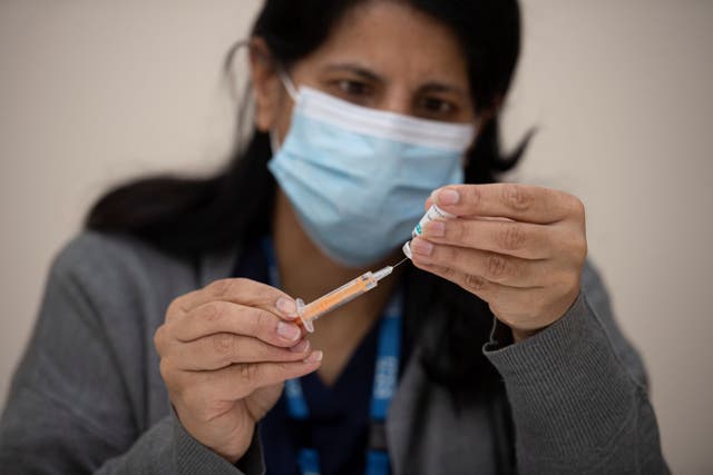 <p>La Agencia Reguladora de Medicamentos y Productos Sanitarios del Reino Unido (MHRA) está investigando una posible asociación con la inyección.</p>