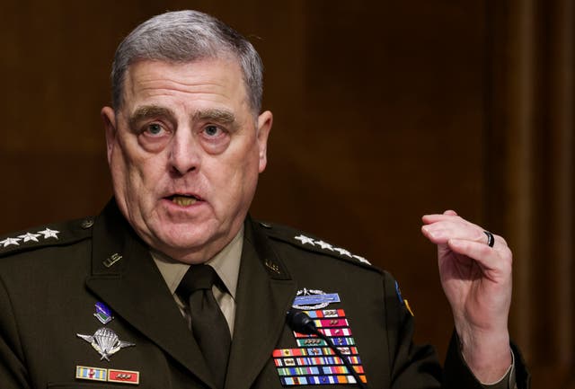 <p>El presidente del Estado Mayor Conjunto, el general Mark Milley, testifica sobre la solicitud de presupuesto del Departamento de Defensa durante una audiencia del Comité de Asignaciones del Senado en el Capitolio el 17 de junio de 2021 en Washington, DC. Milley rechazó repetidamente los llamados del expresidente Donald Trump y sus asociados a una violenta intervención militar en las protestas del año pasado, afirma un nuevo libro.</p>