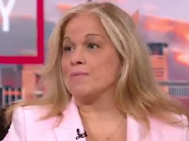 <p>Jennifer Weisselberg, ex nuera del director financiero de la Organización Trump, Allen Weisselberg, dijo que entregó todos sus documentos financieros relacionados con la empresa en un esfuerzo por ayudar en la investigación del fiscal de distrito de Manhattan.</p>