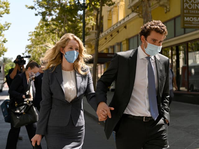 Elizabeth Holmes abandona el Tribunal Federal de los Estados Unidos en San José, California, el miércoles 8 de septiembre de 2021