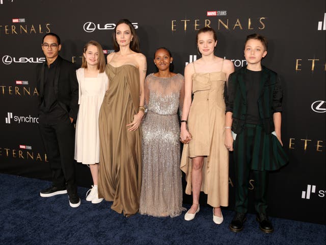 <p>(De izquierda a derecha) Maddox Jolie-Pitt, Vivienne Jolie-Pitt, Angelina Jolie, Zahara Jolie Pitt, Shiloh Jolie-Pitt y Knox Jolie Pitt llegan al estreno de Eternals de Marvel Studios el 18 de octubre de 2021 en Hollywood, California.</p>