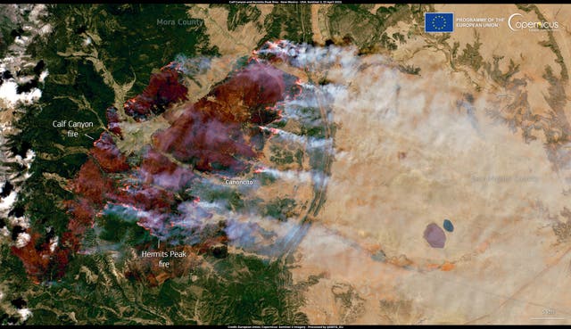 Los incendios de Calf Canyon y Hermits Peak arden en el norte de Nuevo México el 23 de abril de 2022, según lo capturado por los satélites