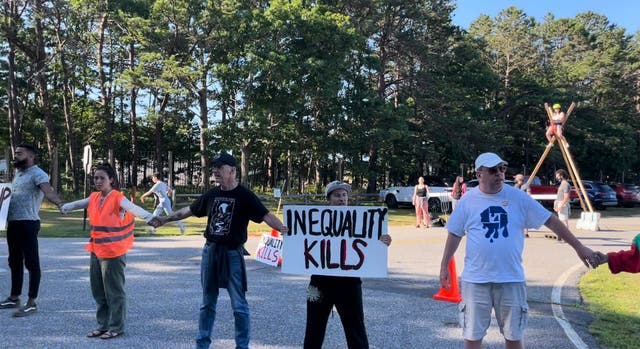 Los manifestantes climáticos bloquean el acceso al aeropuerto en East Hampton, NY el lunes