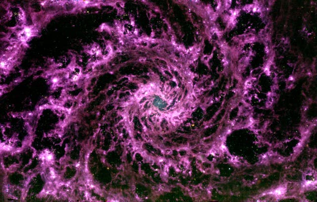 <p>Una imagen del infrarrojo medio de la galaxia NGC 628 tomada por el telescopio espacial James Webb el 17 de julio.</p>