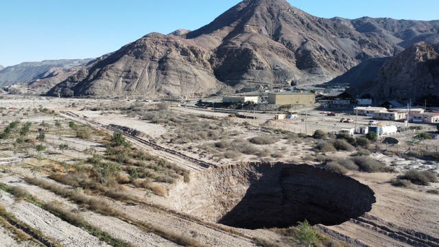 Un sumidero descubierto la semana pasada ahora se ha duplicado en tamaño.