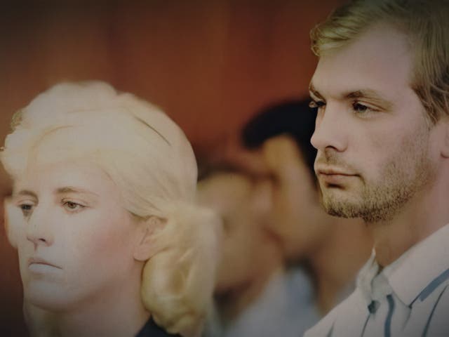 Wendy Patrickus y Jeffrey Dahmer en 'Conversaciones con un asesino: las cintas de Jeffrey Dahmer'