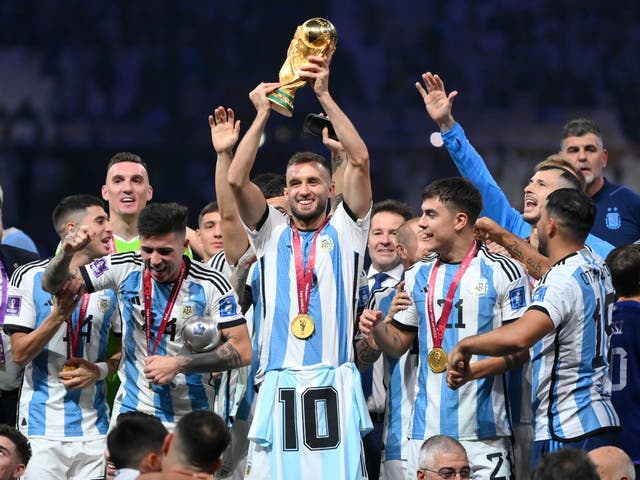 <p>German Pezzella (centre) carries a shirt in honour of Diego Maradona</p>