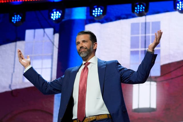 <p>Donald Trump Jr. pronuncia un discurso en la Convención Nacional Republicana. El dueño de un restaurante confrontó a Trump Jr. durante su pódcast  ‘Triggered’    y alegó que había perdido clientes por su apoyo al expresidente </p>
