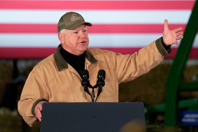 <p>El gobernador de Minnesota Tim Walz habla ante el presidente Joe Biden en Dutch Creek Farms, el 1 de noviembre de 2023, en Northfield, Minnesota. Tiene una trayectoria típicamente estadounidense que ahora lo catapultó a la candidatura presidencial demócrata  </p>