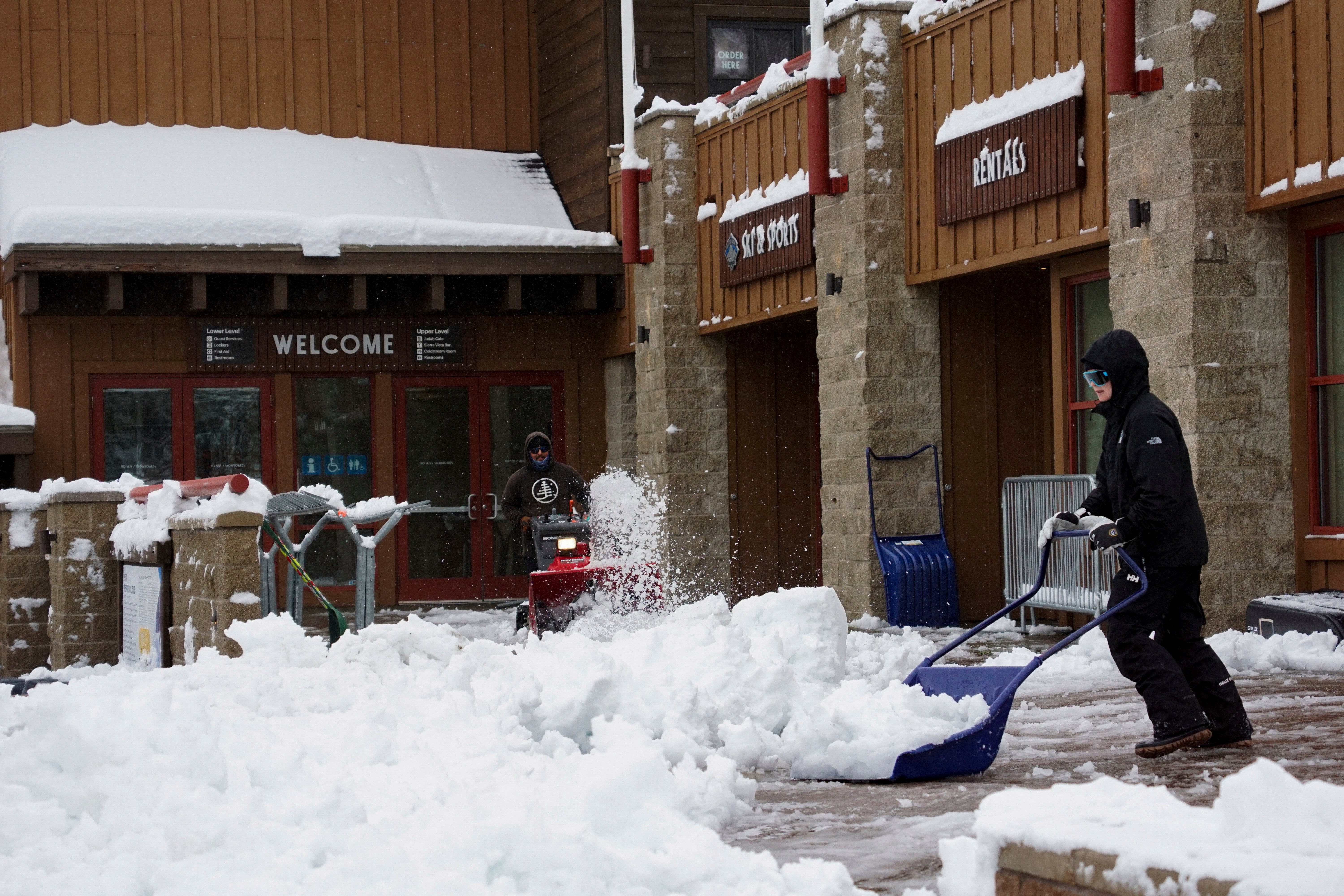 On Thanksgiving, the mid-Atlantic and the Great Lakes regions will see rain and snow