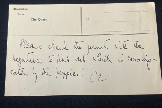 The note written by the late Queen Elizabeth II to photographer Alan Maxwell explaining that her dogs had eaten a picture (Hansons Auctioneers/PA)