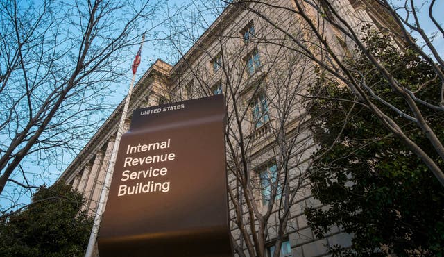 <p>El IRS (Servicio de Rentas Internas de EE. UU.) enviará pagos automáticos a los contribuyentes elegibles que no reclamaron su Crédito de Reembolso por Recuperación en su declaración de impuestos de 2021</p>