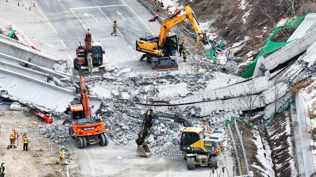 <p>Bridge collapse at highway construction site in Anseong leaves three people dead</p>