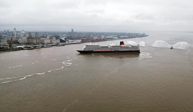 <p>El crucero de lujo de la línea británica Cunard, Queen Anne, navega por el río Mersey en Inglaterra. Recientemente, se pidió a los pasajeros que se mantuvieran alerta a su paso por el mar de Célebes, en Filipinas</p>
