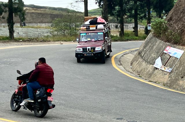 <p>Danger zone: Motorcyclists and 4x4 on a bend in Nepal</p>