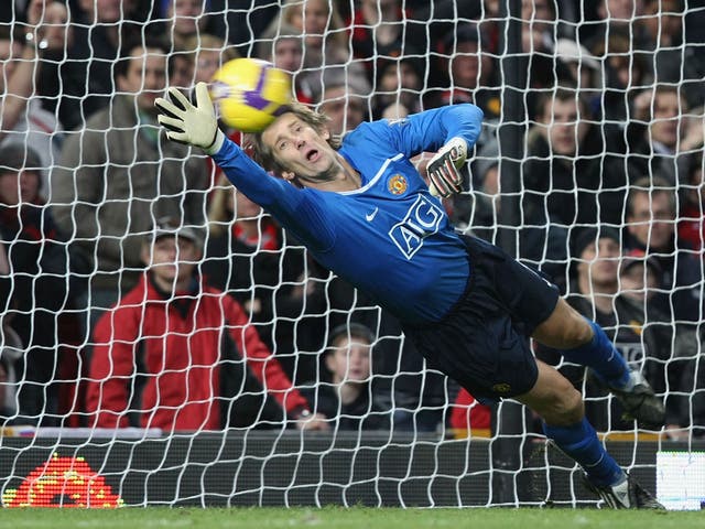 <b>Longest consecutive run without conceding a goal:</b> 14 games<br/> 
Edwin van der Sar went an amazing 1,311 minutes without conceding a goal during Manchester United’s 2008–09 campaign, which is also an all-time league record.
